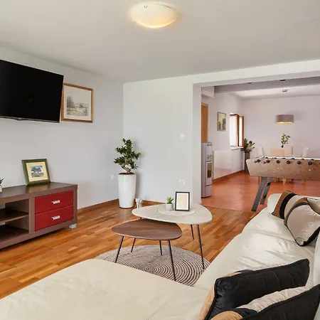 Ferienhaus Ferienvilla Desire Karpinjan